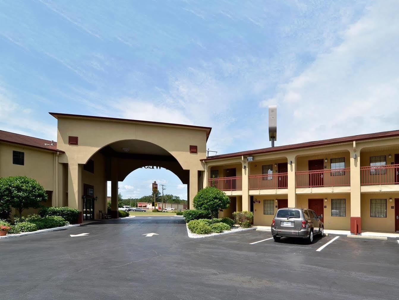 Red Roof Inn & Suites Jackson - Richland Exterior photo